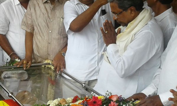 Chief Minister of Karnataka, Siddaramaiah pays last respect to Javare Gowda. Siddaramaiah,Javare Gowda,De Ja Gow,Siddaramaiah pays last respect to Javare Gowda (De Ja Gow),Siddaramaiah pays last respect to Javare Gowda