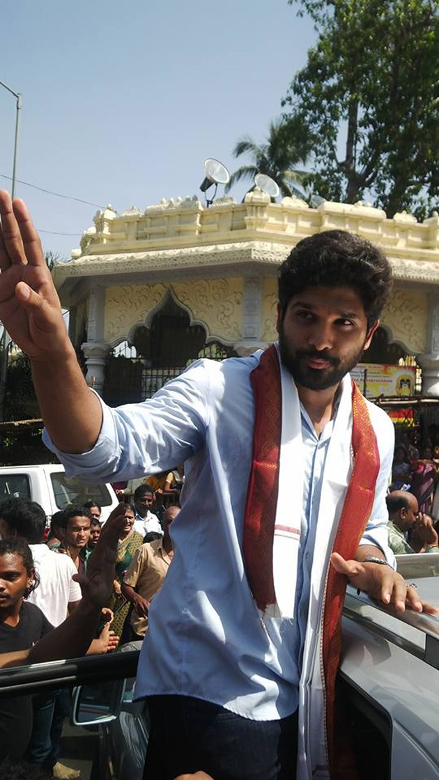 South Indian actor Allu Arjun visits Simhachalam temple. Allu Arjun,Allu Arjun visits Simhachalam temple,Allu Arjun at Simhachalam temple,Simhachalam temple,Simhachalam,Boyapati Srinu,Allu Arjun pics,Allu Arjun images,Allu Arjun photos,Allu Arjun stills,Allu Arjun pictures