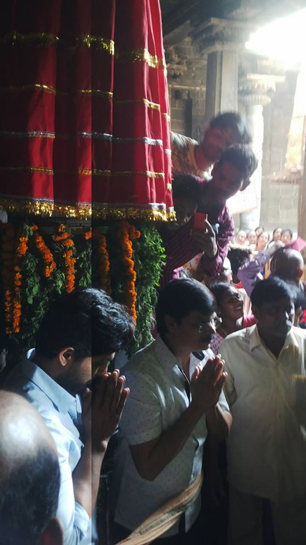 South Indian actor Allu Arjun visits Simhachalam temple. Allu Arjun,Allu Arjun visits Simhachalam temple,Allu Arjun at Simhachalam temple,Simhachalam temple,Simhachalam,Boyapati Srinu,Allu Arjun pics,Allu Arjun images,Allu Arjun photos,Allu Arjun stills,Allu Arjun pictures