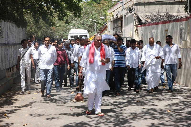 Prominent film world personalities paid their respects to producer-trade analyst Vikas Mohan, who passed away on Tuesday, and offered condolences to his family members at his funeral. Vikas Mohan,Vikas Mohan funeral,Akshay Kumar,Abhishek Bachchan,Sonu Sood,Vikas Mohan funeral pics,Vikas Mohan funeral images,Vikas Mohan funeral photos,Vikas Mohan funeral stills,Vikas Mohan funeral pictures