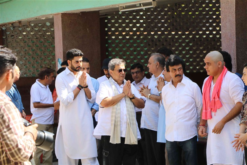 Prominent film world personalities paid their respects to producer-trade analyst Vikas Mohan, who passed away on Tuesday, and offered condolences to his family members at his funeral. Vikas Mohan,Vikas Mohan funeral,Akshay Kumar,Abhishek Bachchan,Sonu Sood,Vikas Mohan funeral pics,Vikas Mohan funeral images,Vikas Mohan funeral photos,Vikas Mohan funeral stills,Vikas Mohan funeral pictures