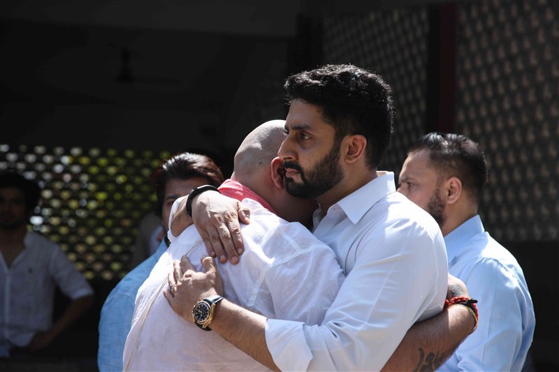Prominent film world personalities paid their respects to producer-trade analyst Vikas Mohan, who passed away on Tuesday, and offered condolences to his family members at his funeral. Vikas Mohan,Vikas Mohan funeral,Akshay Kumar,Abhishek Bachchan,Sonu Sood,Vikas Mohan funeral pics,Vikas Mohan funeral images,Vikas Mohan funeral photos,Vikas Mohan funeral stills,Vikas Mohan funeral pictures