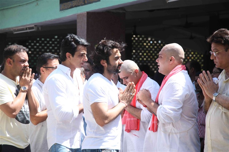 Prominent film world personalities paid their respects to producer-trade analyst Vikas Mohan, who passed away on Tuesday, and offered condolences to his family members at his funeral. Vikas Mohan,Vikas Mohan funeral,Akshay Kumar,Abhishek Bachchan,Sonu Sood,Vikas Mohan funeral pics,Vikas Mohan funeral images,Vikas Mohan funeral photos,Vikas Mohan funeral stills,Vikas Mohan funeral pictures