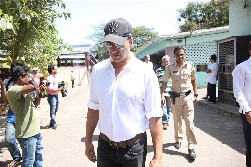 Prominent film world personalities paid their respects to producer-trade analyst Vikas Mohan, who passed away on Tuesday, and offered condolences to his family members at his funeral. Vikas Mohan,Vikas Mohan funeral,Akshay Kumar,Abhishek Bachchan,Sonu Sood,Vikas Mohan funeral pics,Vikas Mohan funeral images,Vikas Mohan funeral photos,Vikas Mohan funeral stills,Vikas Mohan funeral pictures