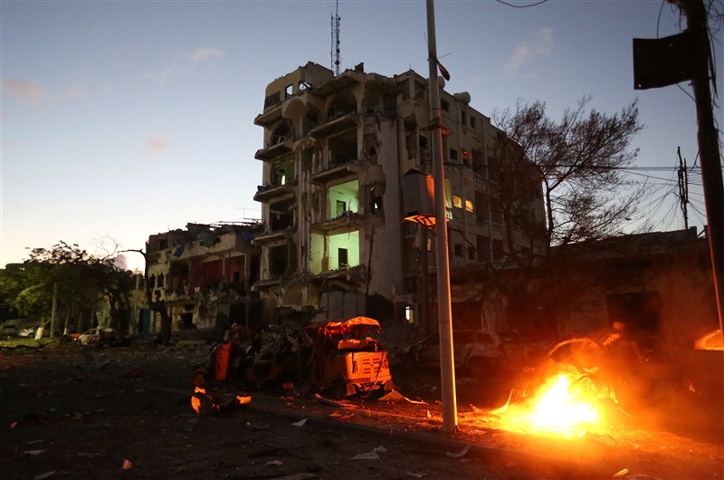 A suicide car bomber crashed into a gate outside a hotel frequented by lawmakers in the center of the Somali capital of Mogadishu. Mogadishu hotel,Car bomb strikes Mogadishu hotel,Somali capital,suicide car bombing,Suicide Bombing,Al Shabaab,Al Shabaab car bomber strikes hotel in Somali capital