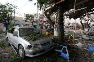 Mogadishu hotel,Car bomb strikes Mogadishu hotel,Somali capital,suicide car bombing,Suicide Bombing,Al Shabaab,Al Shabaab car bomber strikes hotel in Somali capital