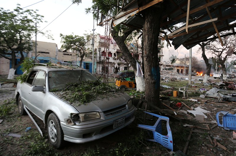 A suicide car bomber crashed into a gate outside a hotel frequented by lawmakers in the center of the Somali capital of Mogadishu. Mogadishu hotel,Car bomb strikes Mogadishu hotel,Somali capital,suicide car bombing,Suicide Bombing,Al Shabaab,Al Shabaab car bomber strikes hotel in Somali capital