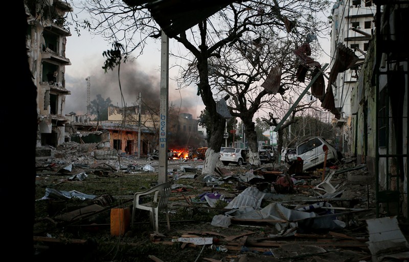 A suicide car bomber crashed into a gate outside a hotel frequented by lawmakers in the center of the Somali capital of Mogadishu. Mogadishu hotel,Car bomb strikes Mogadishu hotel,Somali capital,suicide car bombing,Suicide Bombing,Al Shabaab,Al Shabaab car bomber strikes hotel in Somali capital