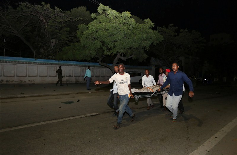 A suicide car bomber crashed into a gate outside a hotel frequented by lawmakers in the center of the Somali capital of Mogadishu. Mogadishu hotel,Car bomb strikes Mogadishu hotel,Somali capital,suicide car bombing,Suicide Bombing,Al Shabaab,Al Shabaab car bomber strikes hotel in Somali capital