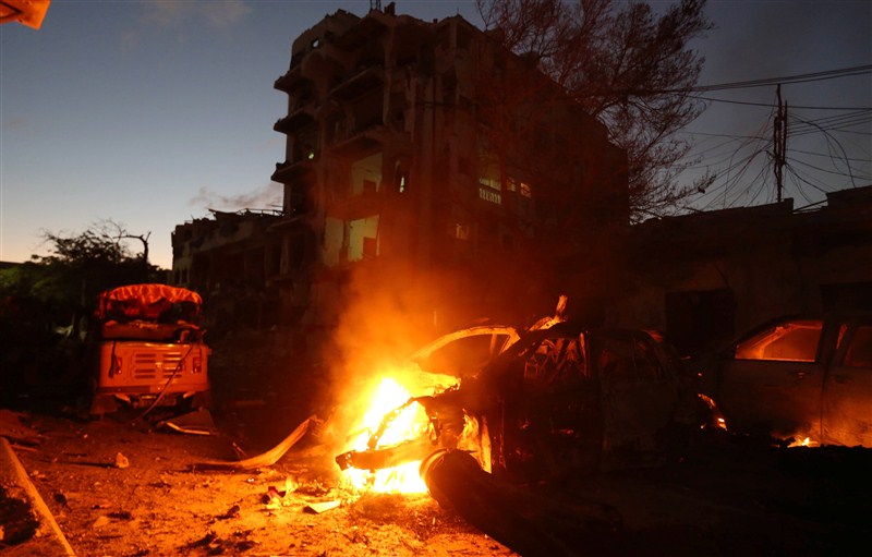 A suicide car bomber crashed into a gate outside a hotel frequented by lawmakers in the center of the Somali capital of Mogadishu. Mogadishu hotel,Car bomb strikes Mogadishu hotel,Somali capital,suicide car bombing,Suicide Bombing,Al Shabaab,Al Shabaab car bomber strikes hotel in Somali capital