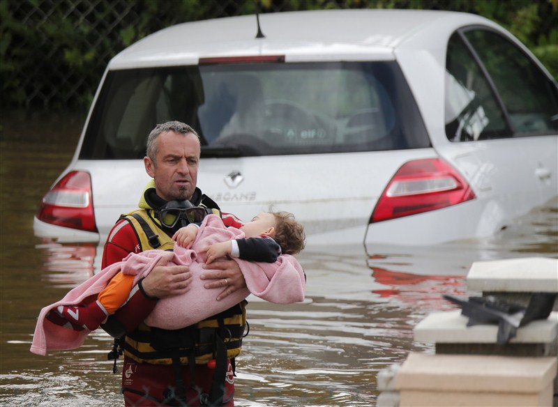 The River Seine bursts its banks after four days of non-stop rain, causing flooding in Paris and beyond. River Seine,Paris on flood alert,Paris flood alert,Floods inundate France,flooding in Paris,Paris non-stop rain