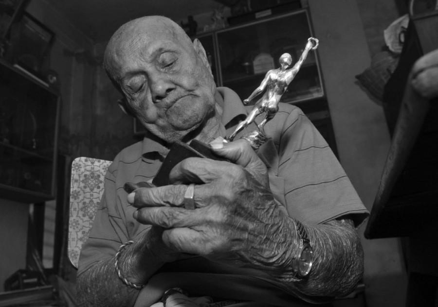 Former Mr Universe and celebrated body-builder Manohar Aich died at his home here following old age-related health complications, family sources said. He was 104. Manohar Aich,Manohar Aich passes away,Former Mr. Universe Manohar Aich passes away,Manohar Aich dead,Manohar Aich died,Manohar Aich rare pics,Manohar Aich rare images,Manohar Aich rare photos,Manohar Aich rare stills,Manohar Aich rare pictures