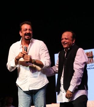 Celebs like Sanjay Dutt, Asif Bhamla, Zarine Khan, Jackie Shroff, Sanjay Nirupam, Poonam Mahajan, Priya Dutt, Smita Thackeray, Sonu Sood, Raveena Tandon, Dia Mirza, Sooraj Pancholi among others at the Bhamla Foundation's World Environment Day event on Carter Road event.