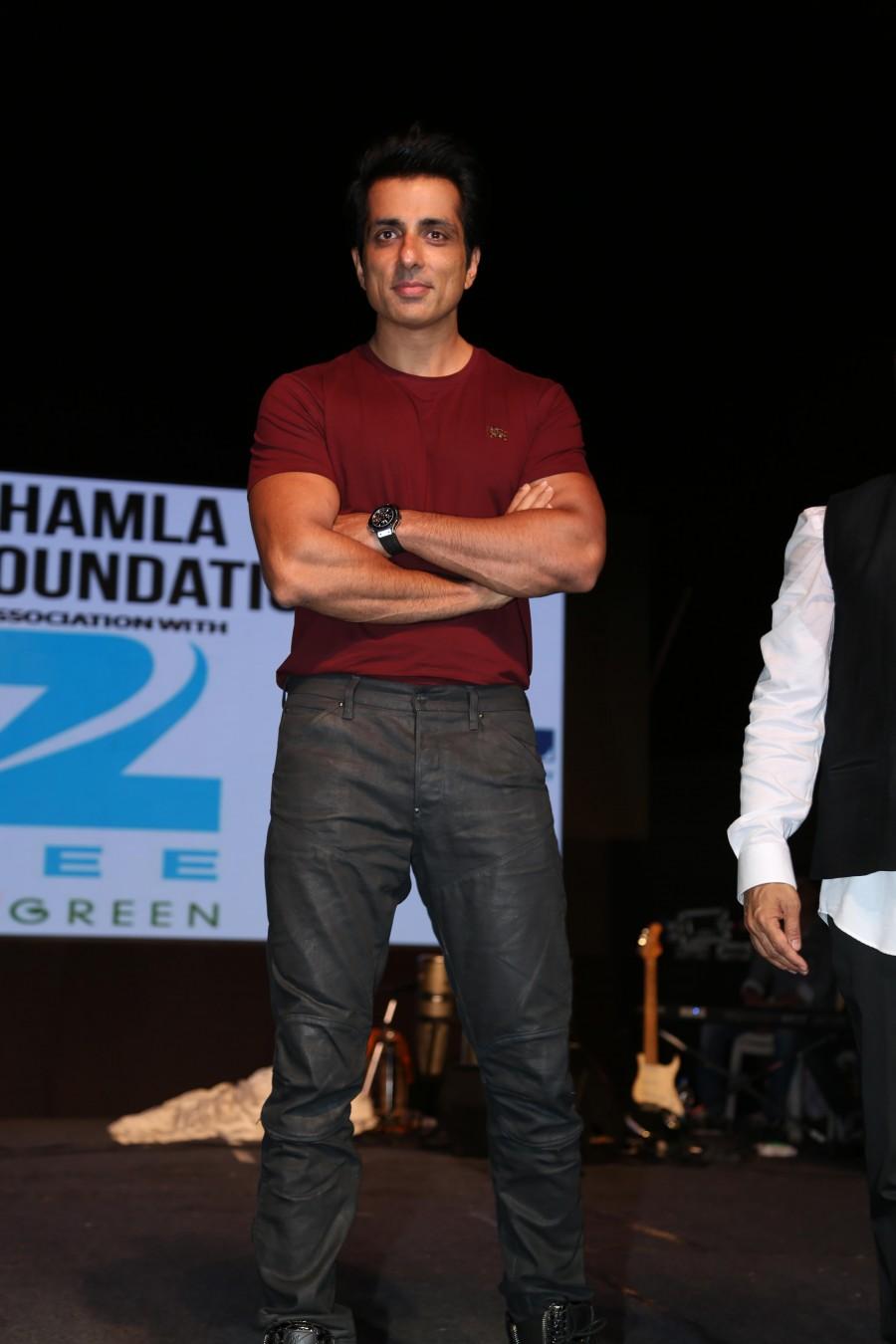 Celebs like Sanjay Dutt, Asif Bhamla, Zarine Khan, Jackie Shroff, Sanjay Nirupam, Poonam Mahajan, Priya Dutt, Smita Thackeray, Sonu Sood, Raveena Tandon, Dia Mirza, Sooraj Pancholi among others at the Bhamla Foundation's World Environment Day event on Carter Road event. Bhamla Foundation's World Environment Day event,World Environment Day,World Environment Day event,World Environment Day 2016,Sanjay Dutt,Asif Bhamla,Zarine Khan,Jackie Shroff,Sanjay Nirupam,Poonam Mahajan,Priya Dutt,Smita Thackeray,Sonu Sood,Raveena