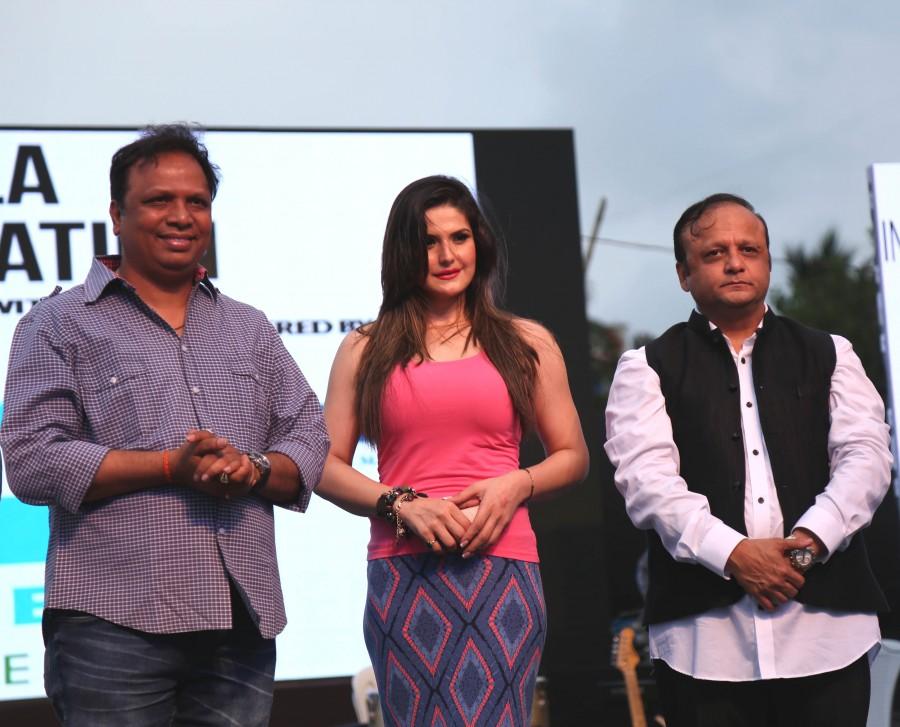 Celebs like Sanjay Dutt, Asif Bhamla, Zarine Khan, Jackie Shroff, Sanjay Nirupam, Poonam Mahajan, Priya Dutt, Smita Thackeray, Sonu Sood, Raveena Tandon, Dia Mirza, Sooraj Pancholi among others at the Bhamla Foundation's World Environment Day event on Carter Road event. Bhamla Foundation's World Environment Day event,World Environment Day,World Environment Day event,World Environment Day 2016,Sanjay Dutt,Asif Bhamla,Zarine Khan,Jackie Shroff,Sanjay Nirupam,Poonam Mahajan,Priya Dutt,Smita Thackeray,Sonu Sood,Raveena