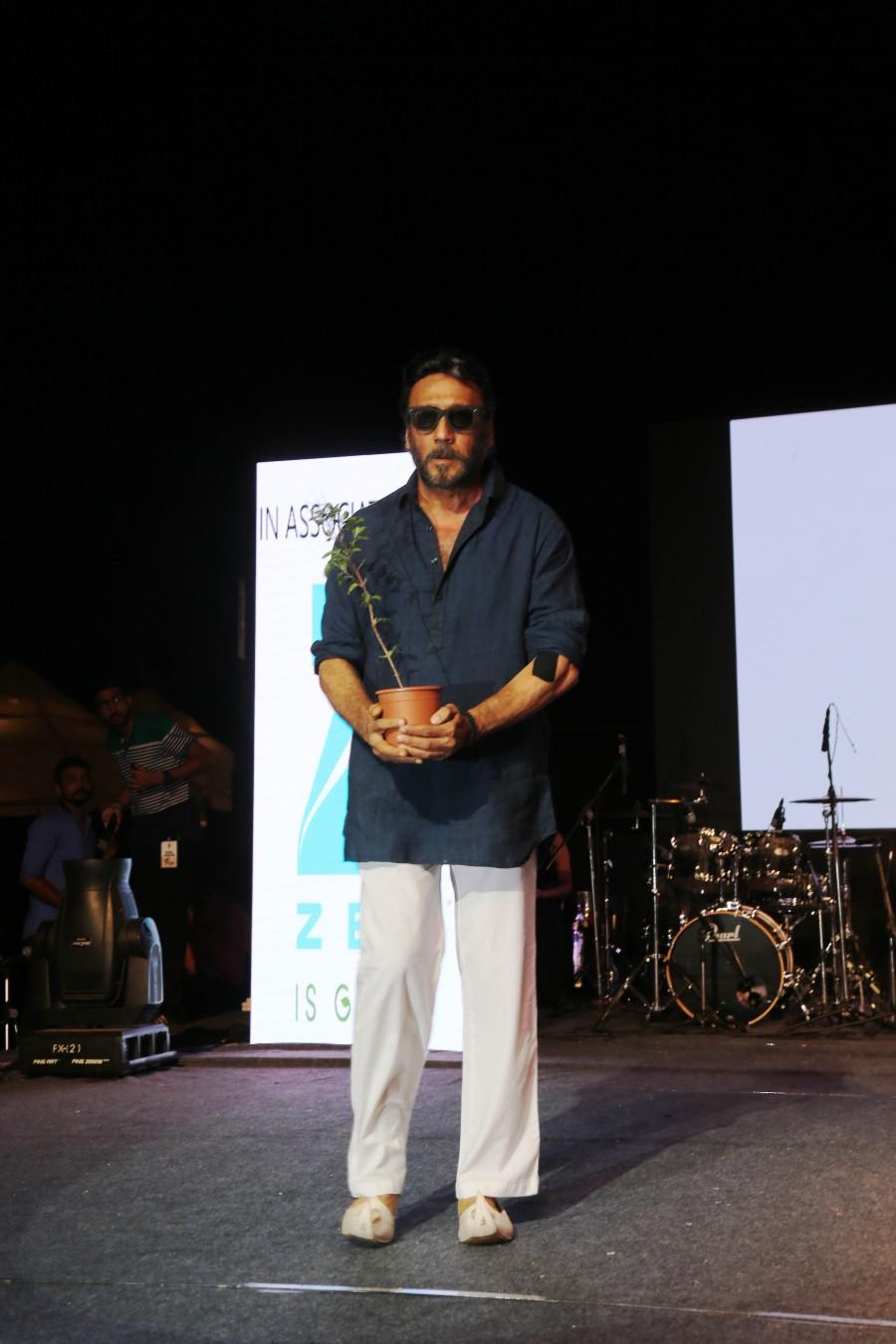 Celebs like Sanjay Dutt, Asif Bhamla, Zarine Khan, Jackie Shroff, Sanjay Nirupam, Poonam Mahajan, Priya Dutt, Smita Thackeray, Sonu Sood, Raveena Tandon, Dia Mirza, Sooraj Pancholi among others at the Bhamla Foundation's World Environment Day event on Carter Road event. Bhamla Foundation's World Environment Day event,World Environment Day,World Environment Day event,World Environment Day 2016,Sanjay Dutt,Asif Bhamla,Zarine Khan,Jackie Shroff,Sanjay Nirupam,Poonam Mahajan,Priya Dutt,Smita Thackeray,Sonu Sood,Raveena