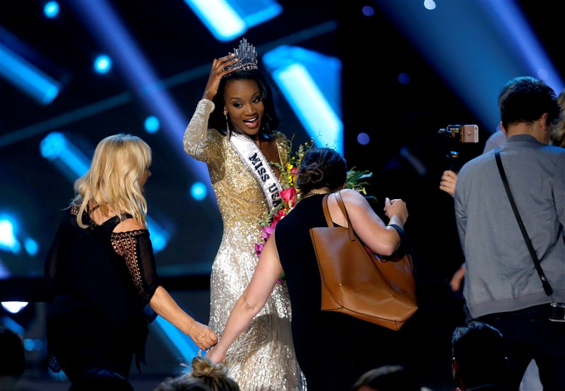 Miss District of Columbia Deshauna Barber wowed the judges with her beauty, talents and intelligence at Sunday night's annual beauty pageant broadcast in Las Vegas. Deshauna Barber,Deshauna Barber as Miss USA 2016,Miss USA 2016,Miss USA,Miss District of Columbia Deshauna Barber,Miss District of Columbia Deshauna Barber Crowned Miss USA 2016,Deshauna Barber pics,Deshauna Barber images,Deshauna Barber photos,Deshauna B
