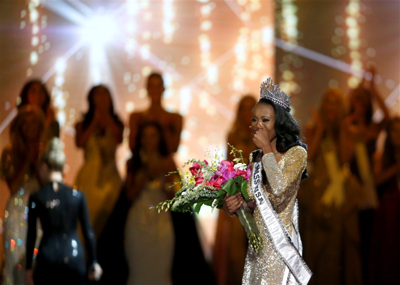 Miss District of Columbia Deshauna Barber wowed the judges with her beauty, talents and intelligence at Sunday night's annual beauty pageant broadcast in Las Vegas. Deshauna Barber,Deshauna Barber as Miss USA 2016,Miss USA 2016,Miss USA,Miss District of Columbia Deshauna Barber,Miss District of Columbia Deshauna Barber Crowned Miss USA 2016,Deshauna Barber pics,Deshauna Barber images,Deshauna Barber photos,Deshauna B
