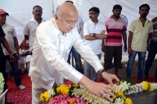 Celebs like Sushil Kumar Shinde, Mahesh Manjrekar and Nana Patekar pays last respect to veteran actress Sulabha Deshpande.