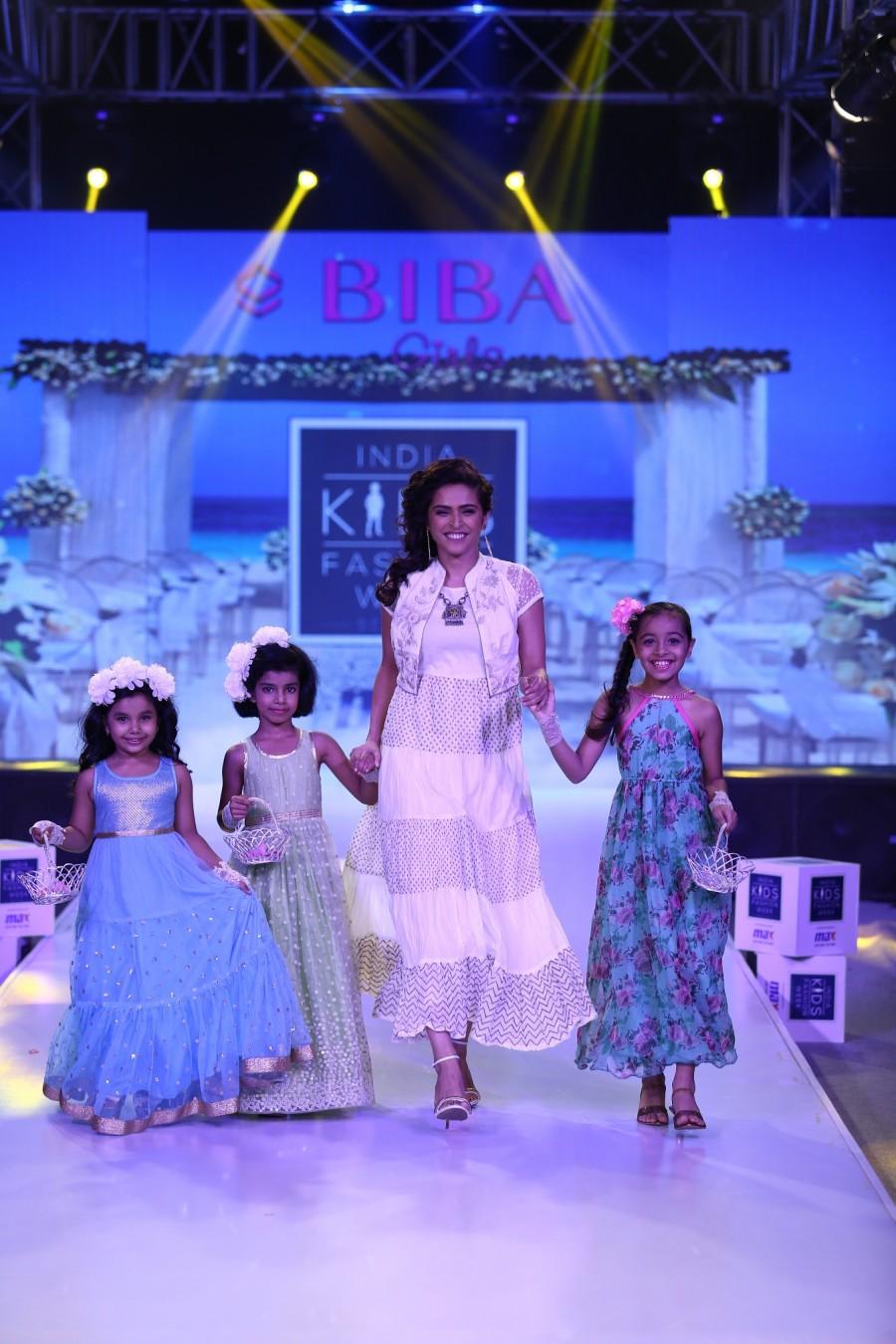 Celebs like Daisy Shah, Madhurima Tuli, Mika Singh, Kartik Aryan and many more dazzled the ramp at India Kids Fashion Week 2016. India Kids Fashion Week,India Kids Fashion Week Grand Finale,India Kids Fashion Week 2016,India Kids Fashion Week 2016 Grand Finale,Daisy Shah,Madhurima Tuli,Mika Singh,Kartik Aryan,Pia Bajpai
