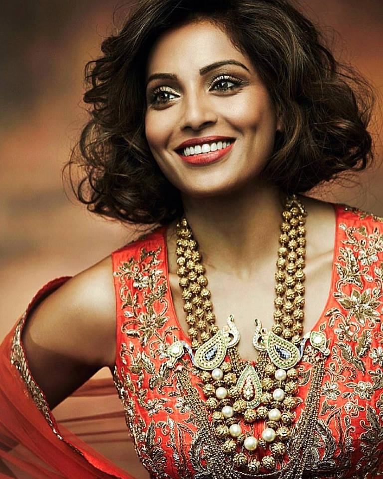After actress Kangana Ranaut and Priyanka Chopra flaunted the short hair look, newly married star Bipasha Basu too has tried the hairstyle. Bipasha Basu,Bipasha Basu gets a short hair,Bipasha Basu new hair makeover,Bipasha Basu new hair style,Bipasha Basu new pics,Bipasha Basu new images,Bipasha Basu new photos,Bipasha Basu new stills,Bipasha Basu new pictures,Bipasha Basu hairstyle,bipasha h