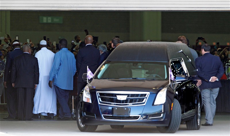 Muhammad Ali funeral: Boxer Don King and Others offer prayer. Muhammad Ali,Muhammad Ali funeral,Boxer Don King,Boxer promoter Don King,Muhammad Ali funeral pics,Muhammad Ali funeral images,Muhammad Ali funeral photos,Muhammad Ali funeral stills,Muhammad Ali funeral pictures,Sugar Ray Leonard