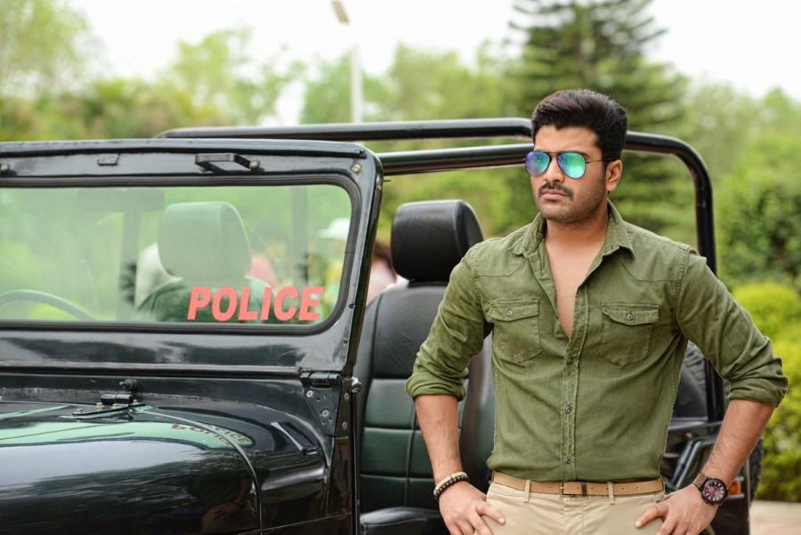 Actor Sharwanand is all set to don khaki for the first time in his career in a yet-untitled Telugu film to be directed by debutant Chandramohan, an erstwhile assistant of filmmaker Karunakaran. Sharwanand,Sharwanand 25th movie,Chandramohan,Karunakaran,Sharwanand as don,Sharwanand new movie,Sharwanand next movie,Sharwanand new film