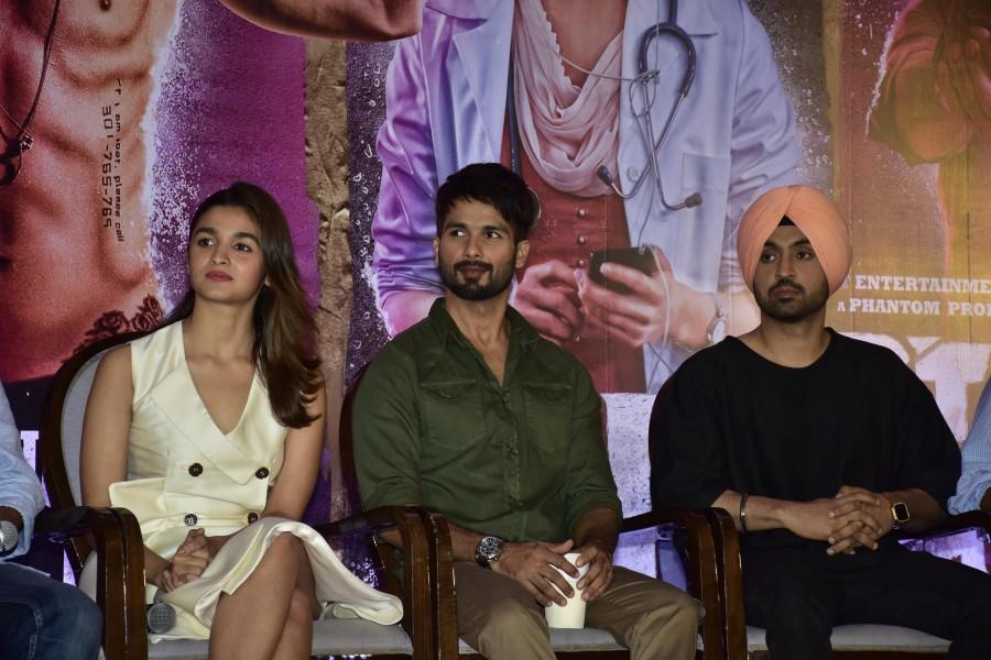 Shahid Kapoor, Alia Bhatt at Udta Punjab press conference. Udta Punjab,Udta Punjab press conference,Udta Punjab press meet,Shahid Kapoor,Alia Bhatt,Udta Punjab press meet pics,Udta Punjab press meet images,Udta Punjab press meet photos,Udta Punjab press meet stills,Udta Punjab press meet pictures