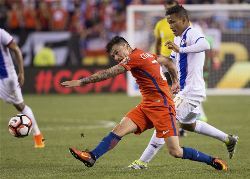 Eduardo Vargas (15 and 43 minute) and Alexis Sánchez (50 and 89 minute) hit two goals each to register a 4-2 win over Panama at the Lincoln Financial Field. Eduardo Vargas,Alexis Sánchez,Chile v Panama,Chile beats Panama,Chile wins Panama,Lincoln Financial Field