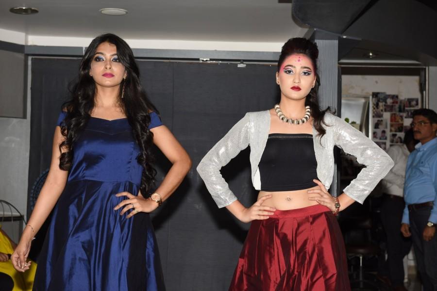 Pioneers of hair and makeup Bharat & Dorris better known as Convocation ceremony of students of Bharat & Dorris,Sandip Soparrkar,Alesia Raut,Pandhari Dada,B & D,Bharat & Dorris,fashion show