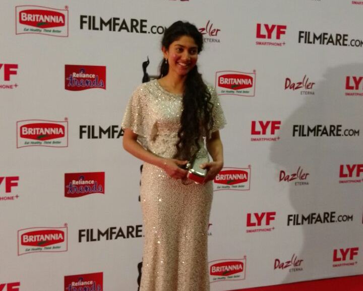 Pranitha Subhash, Akhil Akkineni, Amy Jackson, Sai Pallavi at Filmfare Awards 2016. Filmfare Awards 2016,Filmfare Awards,Pranitha Subhash,Akhil Akkineni,Amy Jackson,Sai Pallavi,Filmfare Awards pics,Filmfare Awards images,Filmfare Awards photos,Filmfare Awards stills,Filmfare Awards pictures