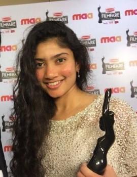 Pranitha Subhash, Akhil Akkineni, Amy Jackson, Sai Pallavi at Filmfare Awards 2016.