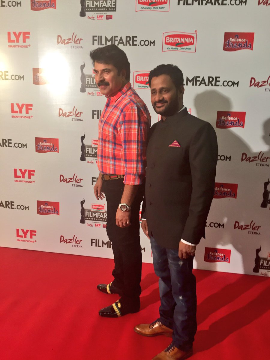 Allu Arjun at Filmfare Awards 2016. Allu Arjun,Allu Arjun at Filmfare Awards 2016,Allu Arjun at Filmfare Awards,Filmfare Awards 2016,Filmfare Awards,Filmfare Awards 2016 winners,61st Britannia Filmfare Awards,Filmfare Awards pics,Filmfare Awards images,Filmfare Awards photos,Filmfare Awards