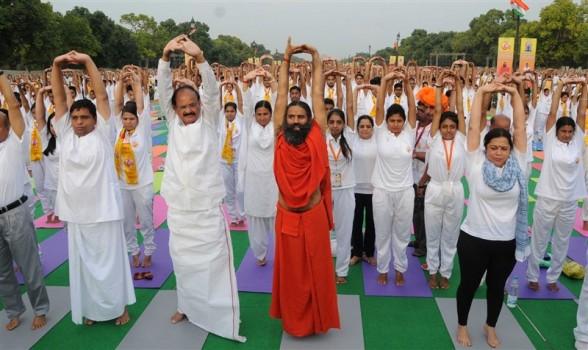 Baba Ramdev and Venkaiah Naidu participated in the Yoga rehearsal for International Yoga Day 2016.