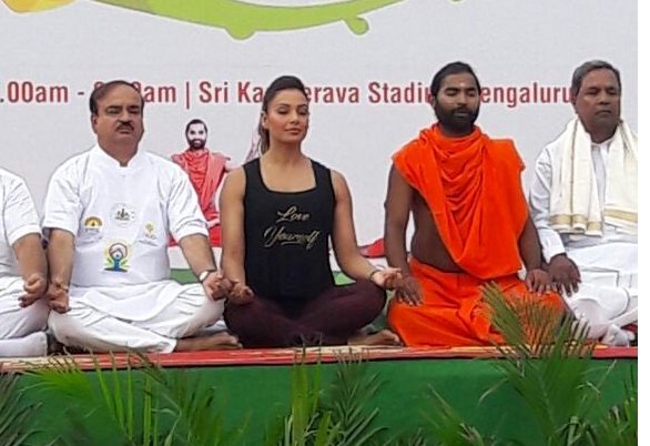 Bollywood actress Bipasha Basu joins Karnataka Chief Minister Siddaramaiah for Yoga Day celebrations in Bangalore. Yoga Day celebrations,Bipasha Basu joins Siddaramaiah,Bipasha Basu,Siddaramaiah,Bipasha Basu and Siddaramaiah,Siddaramaiah and Bipasha Basu,Bipasha Basu yoga,yoga celebrations,yoga celebration pics,yoga celebration images,yoga celebration photos,yoga cele