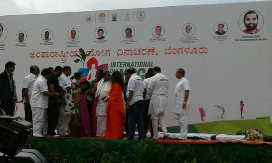 Bollywood actress Bipasha Basu joins Karnataka Chief Minister Siddaramaiah for Yoga Day celebrations in Bangalore. Yoga Day celebrations,Bipasha Basu joins Siddaramaiah,Bipasha Basu,Siddaramaiah,Bipasha Basu and Siddaramaiah,Siddaramaiah and Bipasha Basu,Bipasha Basu yoga,yoga celebrations,yoga celebration pics,yoga celebration images,yoga celebration photos,yoga cele