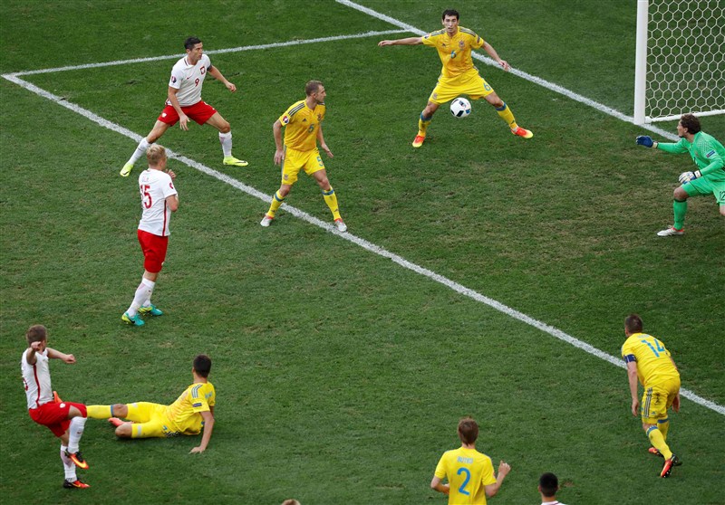 Poland beat Ukraine 1-0 in their third and final Group C contest to secure a spot in the knock-out stages of the Euro football championship for the first time. Poland beats Ukraine,Poland,Ukraine,Poland beat Ukraine to advance for first time,Poland beat Ukraine enter Euro pre-quarters,Poland enter Euro pre-quarters,Euro pre-quarters,Euro 2016