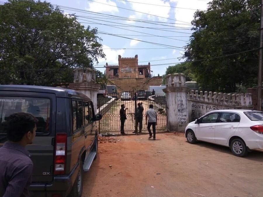 Megastar Chiranjeevi arrives on sets of 150th film 'Kathilantodu' Chiranjeevi,Kathilantodu,Chiru 150,Chiru150,#Chiru150FirstDayShoot,Chiru 150 First Day Shoot,Chiranjeevi at Kathilantodu sets,Kathilantodu on the sets,Telugu movie Kathilantodu