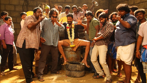 Jigarthanda is an upcoming Kannda movie directed by Shivaganesh and produced by Sudeep. The film stars Ravishankar P, Rahul and Samyuktha Belawadi in the lead role, while Chikkanna, Sadhu Kokila, Dharma, Dattanna, Chitra Shenoy, Manjunath Hegde and K Manju appear in the supporting role. Jigarthanda,Kannada movie Jigarthanda,Ravishankar,Rahul,Samyuktha Belawadi,Jigarthanda movie stills,Jigarthanda movie pics,Jigarthanda movie images,Jigarthanda movie photos,Jigarthanda movie pictures