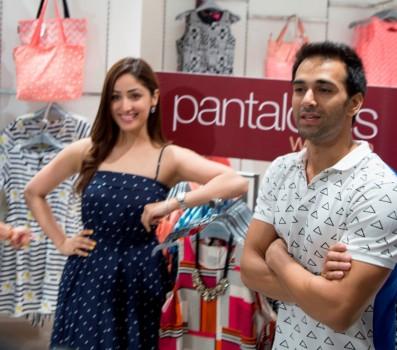 Pulkit Samrat and Yami Gautam, who is rumoured to be in a relationship, but are reportedly facing trouble in their paradise, put up a united front during a fashionable date here at a store launch on Thursday.