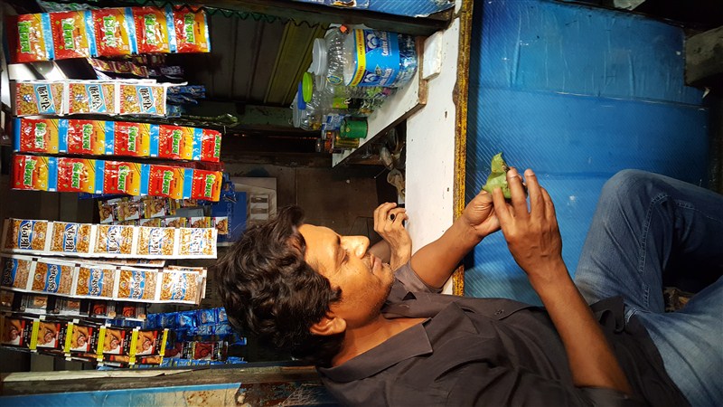 Nawazuddin Siddiqui hit the Mumbai Streets last night and spread the Raman Raghav fever. Nawazuddin,Ramana,Raman Raghav 2.0,Nawazuddin turns Ramana,Raman Raghav fever,Nawazuddin Siddiqui,Anurag Kashyap,Raman Raghav 2.0 promotion,Raman Raghav 2.0 movie promotion