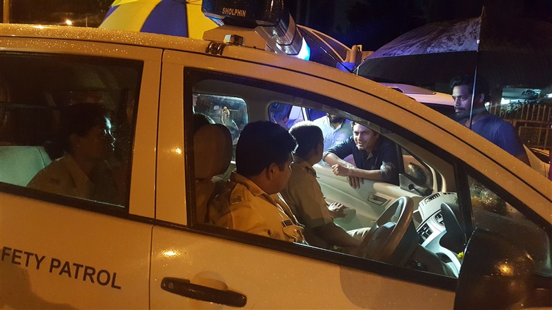 Nawazuddin Siddiqui hit the Mumbai Streets last night and spread the Raman Raghav fever. Nawazuddin,Ramana,Raman Raghav 2.0,Nawazuddin turns Ramana,Raman Raghav fever,Nawazuddin Siddiqui,Anurag Kashyap,Raman Raghav 2.0 promotion,Raman Raghav 2.0 movie promotion
