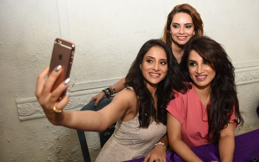 Experience of more than 20 years in Makeup, Lifestyle & Hospitality Industry- Makeup expert Pinky Asnani (PAM) gave monsoon makeup tips and showcased some monsoon friendly day & night looks on actresses Shweta Khanduri and Smita Gondkar. Smita Gondkar,Pinky Asnani (PAM),Shweta Khanduri,makeup tips,makeup,makeup artist,Monsoon Makeup tips,SPA,PAM Saloon
