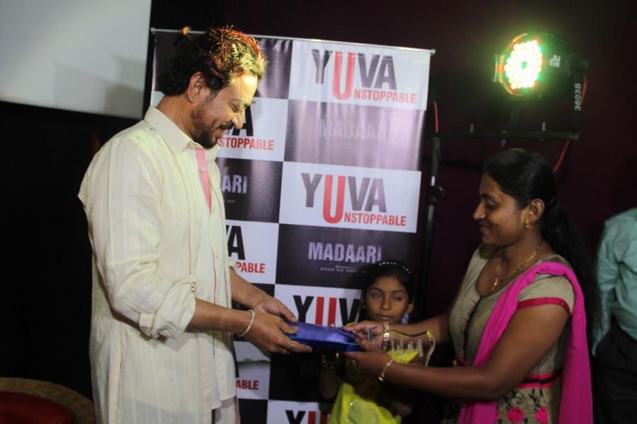 On Irrfan's recent visit to Ahmedabad he met individuals who have helped the society, by surpassing their limitations and setting examples. Irrfan met Jyoti,irrfan khan,irrfan khan meets jyoti,irrfan khan in Ahmedabad