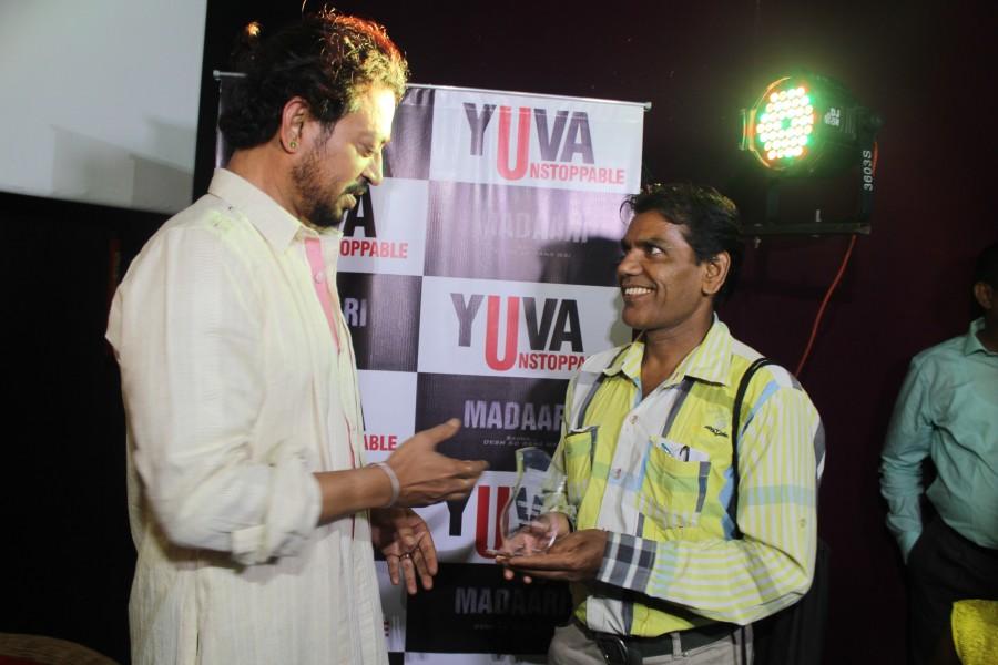 On Irrfan's recent visit to Ahmedabad he met individuals who have helped the society, by surpassing their limitations and setting examples. Irrfan met Jyoti,irrfan khan,irrfan khan meets jyoti,irrfan khan in Ahmedabad