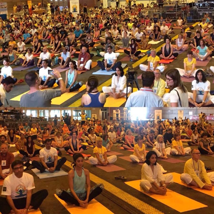 Bollywood actress Shilpa Shetty dazzles with her Yoga skills at IIFA 2016. Shilpa Shetty,Shilpa Shetty yoga,Shilpa Shetty at IIFA 2016,IIFA 2016,Shilpa Shetty dazzles with Yoga,Yoga,Yoga at IIFA