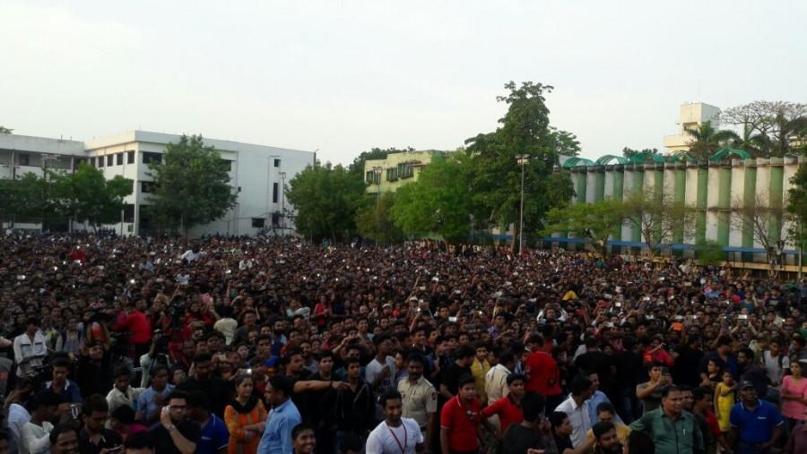 John Abraham, Varun Dhawan and Jacqueline Fernandez kick started the promotions of Dishoom from the centre of India. Dishoom,Dishoom movie promotion,Dishoom promotion,John Abraham,Varun Dhawan,Jacqueline Fernandez,bollywood movie Dishoom,Dishoom pics,Dishoom images,Dishoom photos,Dishoom stills,Dishoom pictures