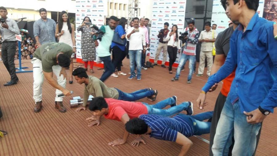 John Abraham, Varun Dhawan and Jacqueline Fernandez kick started the promotions of Dishoom from the centre of India. Dishoom,Dishoom movie promotion,Dishoom promotion,John Abraham,Varun Dhawan,Jacqueline Fernandez,bollywood movie Dishoom,Dishoom pics,Dishoom images,Dishoom photos,Dishoom stills,Dishoom pictures
