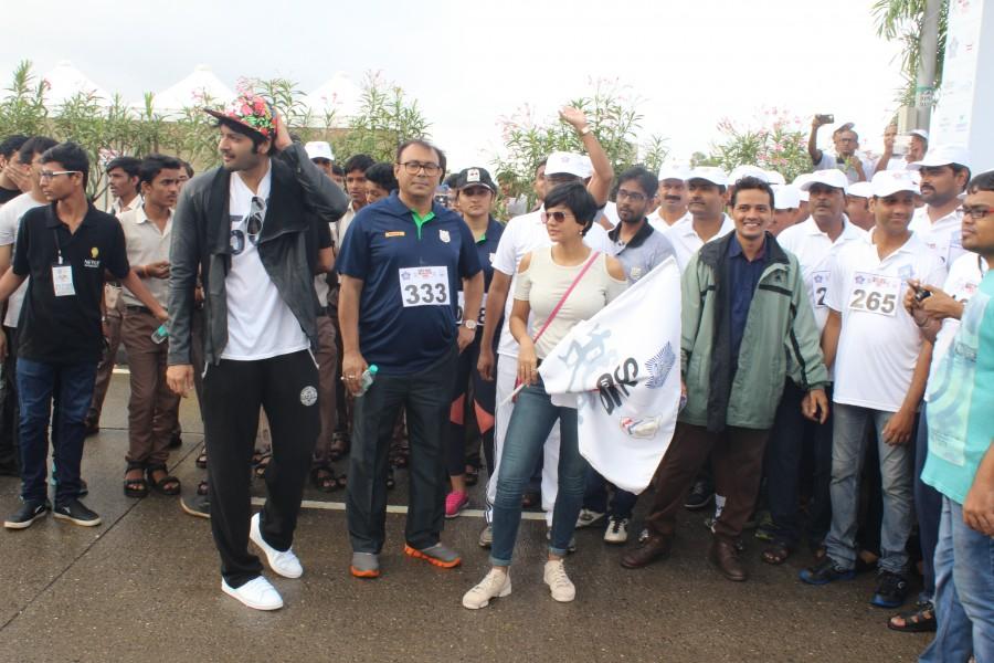 'Say No To Drugs' Run organised by Femina in association with the Narcotics Control Bureau on the occasion of World Drug Day. Actors Mandira Bedi and Ali Fazal flagged off the run. The event was also supported by Sri K.S Jha, Zonal Director, Narcotics Control Bureau and NCC Cadets. Mandira Bedi,Ali Fazal,Say No to Drugs Run,Say No to Drugs Run campagin,Mandira Bedi and Ali Fazal,Ali Fazal,KS Jha,Zonal Director,Narcotics Control Bureau,Say No to Drugs Run event