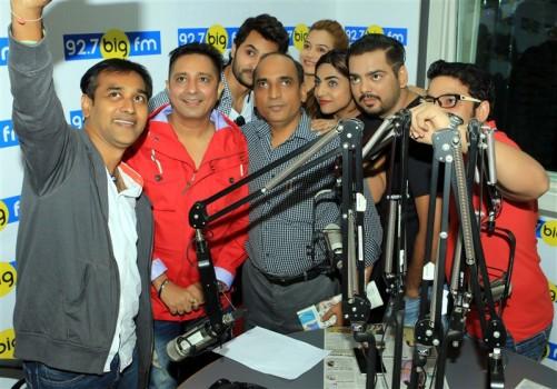 Sukhwinder Singh, Lyricist Faaiz Anwar, Rishank Tiwari, director Indervesh Yogee, Ritika Gulati, Samiksha Bhatnagar, Sufi Gulati and Harshvardhan Joshi went to Big FM to promote their film Love Ke Funday.